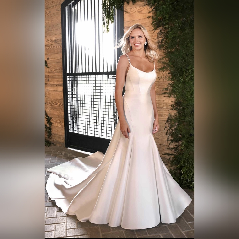 Essence of Australia D3404 Wedding Dress